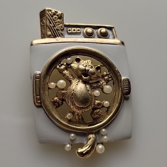 Vintage Jewelry - Signed OAJC Vintage 1980’s Cat BROOCH pin Gold Finish Cat In Washing Machine